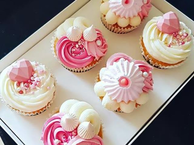cub-cakes-cakesickles (12)-kireth-ai
